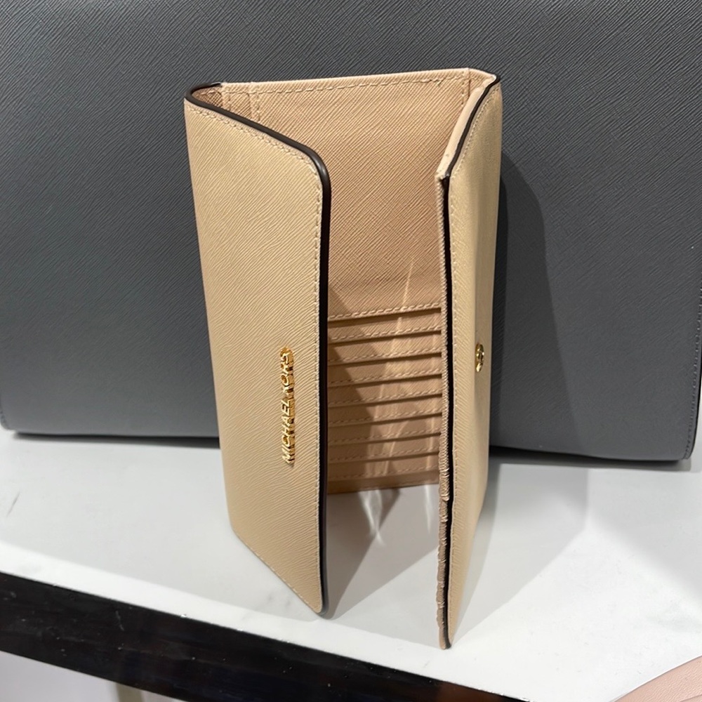 MICHAEL KORS JET SET TRAVEL LARGE TRIFOLD WALLET BUFF COLOR - Picture 7 of 16